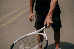 One-Handed vs Two-Handed Backhand: Which Style Fits You?