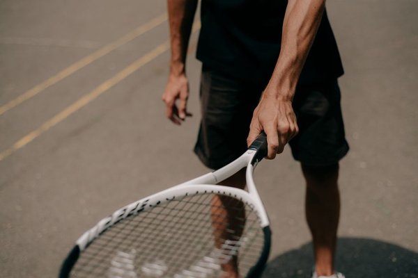 one handed vs two handed backhand